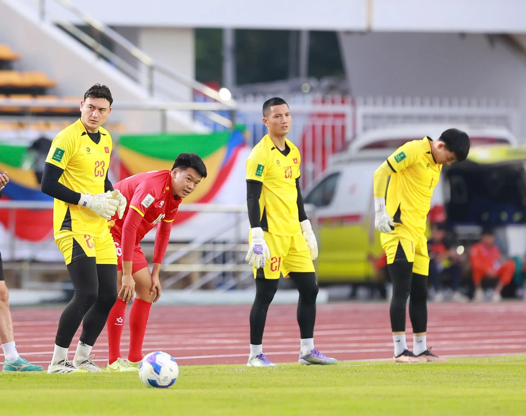 Xuân Son rạng rỡ làm quen sân khách, sẵn sàng cùng đội tuyển Việt Nam xé lưới Lào