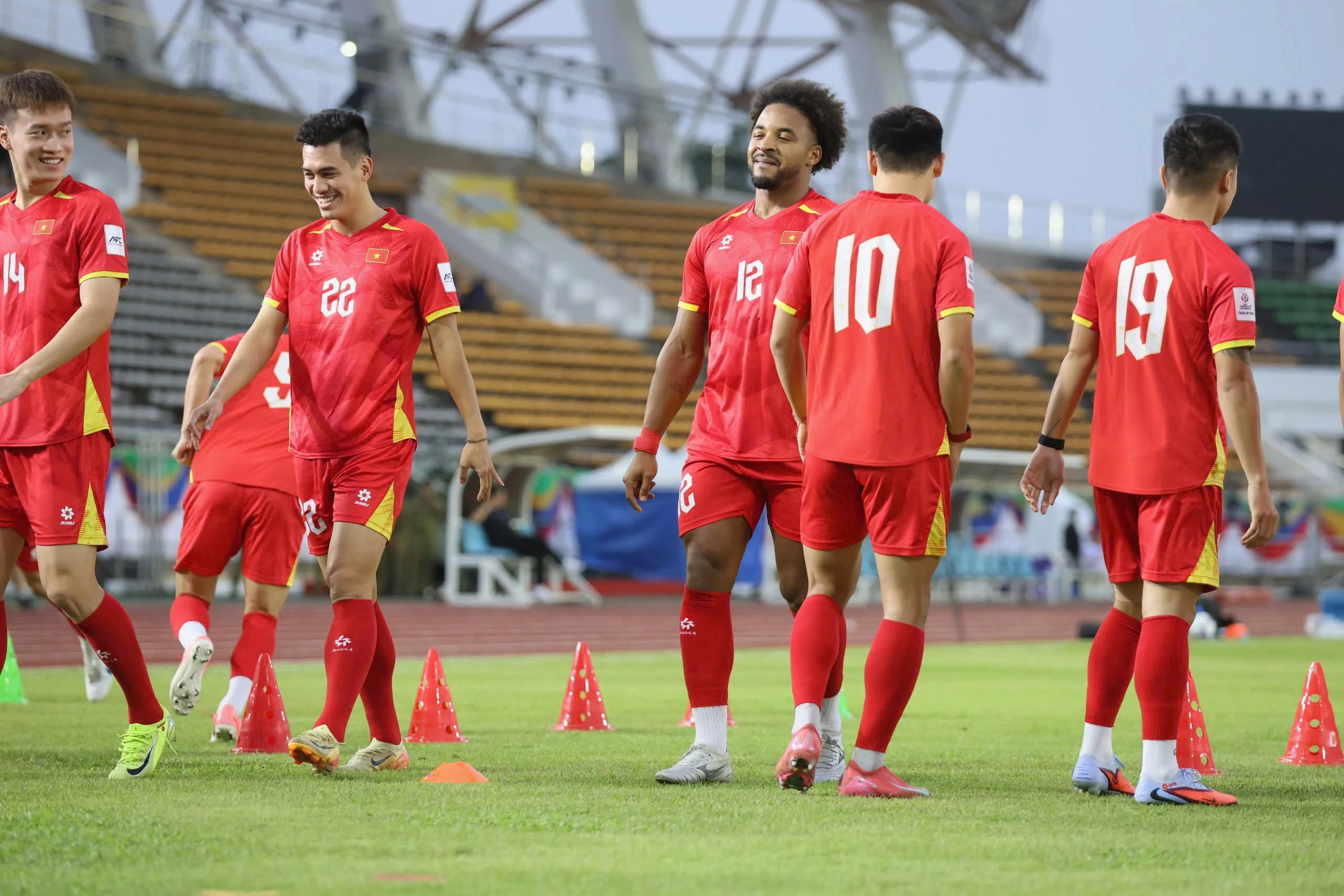 Xuân Son rạng rỡ làm quen sân khách, sẵn sàng cùng đội tuyển Việt Nam xé lưới Lào