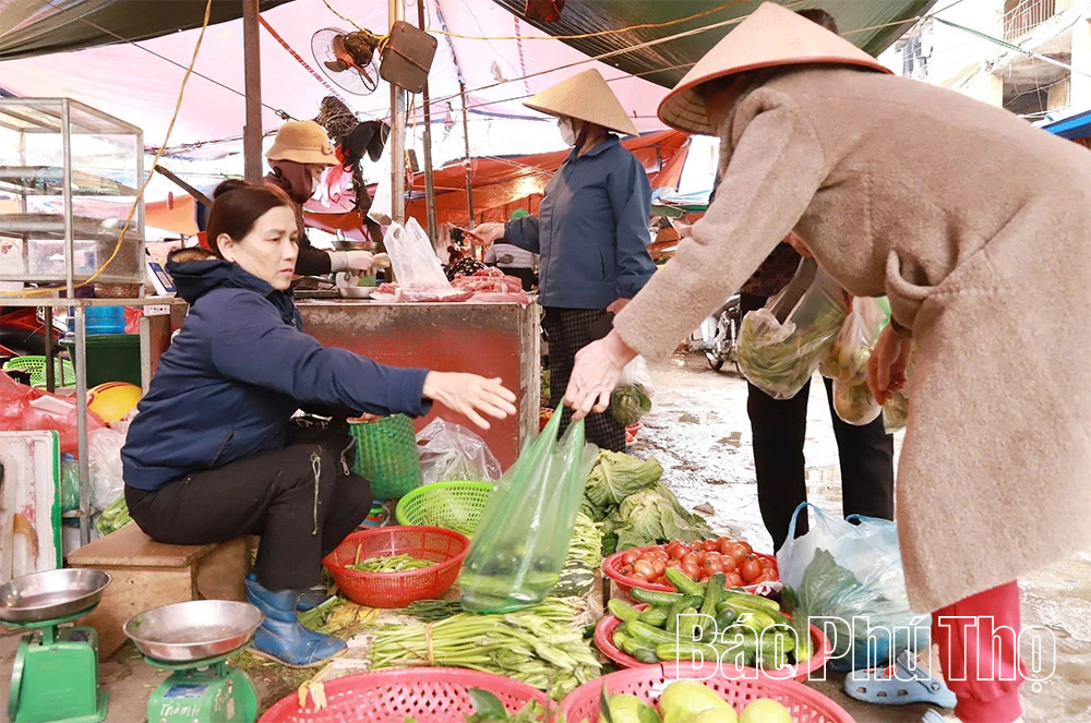 Người tiêu dùng “xót” ví khi giá rau cao ngất ngưởng