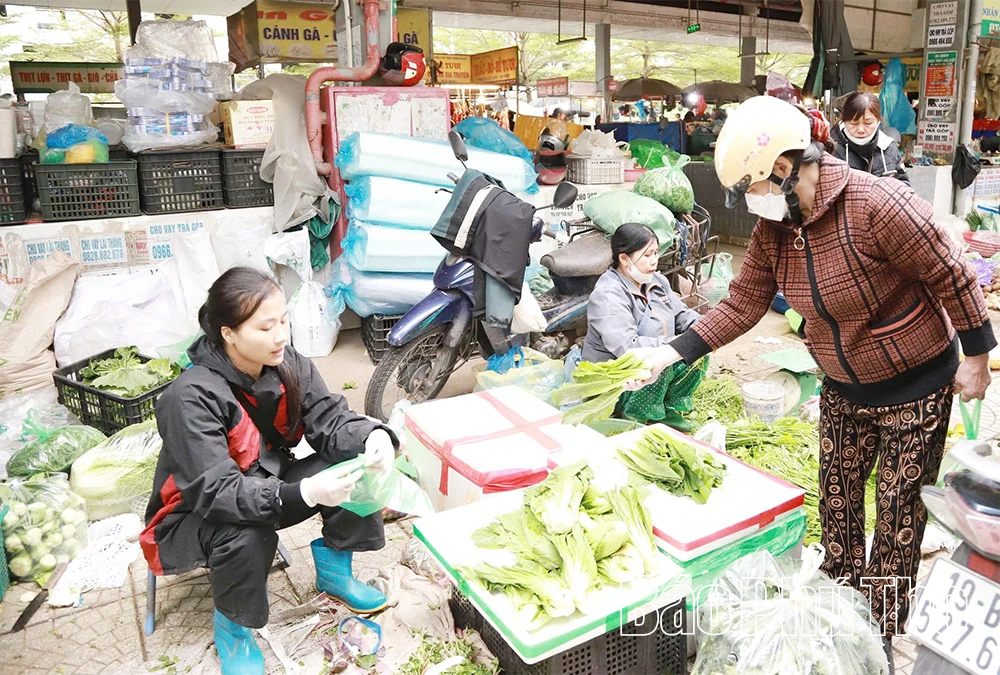 Người tiêu dùng “xót” ví khi giá rau cao ngất ngưởng