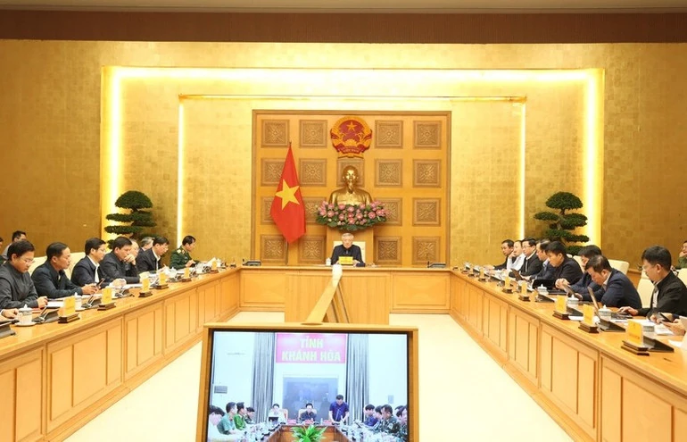 Thủ tướng chủ trì cuộc họp khẩn trực tuyến từ Algeria về ứng phó mưa lũ, thiên tai, cứu hộ, cứu nạn