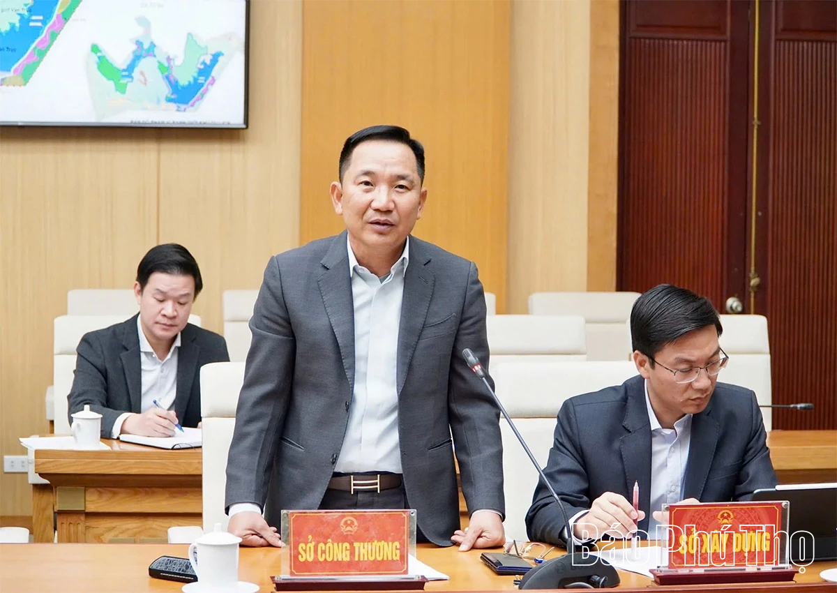 Chủ tịch UBND tỉnh nghe Sở Xây dựng báo cáo quy hoạch đô thị và nông thôn