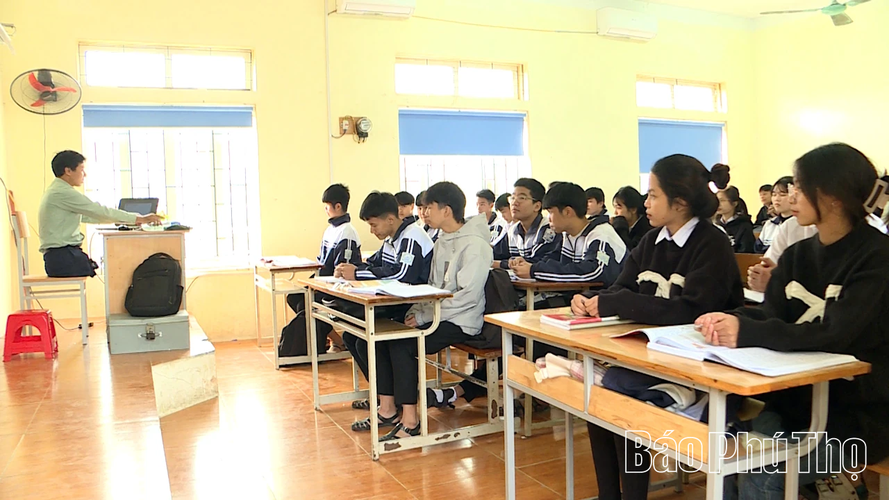 Người thầy “đi bằng đôi tay”: Biểu tượng nghị lực và trái tim nhiệt huyết trên bục giảng