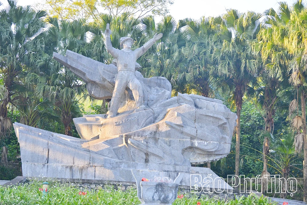 Thăm tượng đài Anh hùng Cù Chính Lan – dấu ấn lịch sử trên hành trình du lịch Thung Nai