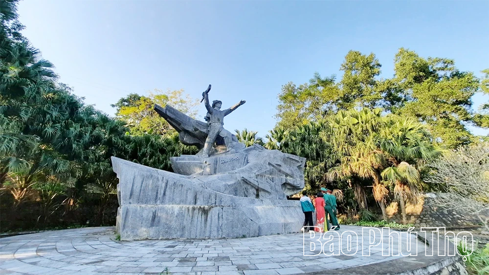 Thăm tượng đài Anh hùng Cù Chính Lan – dấu ấn lịch sử trên hành trình du lịch Thung Nai