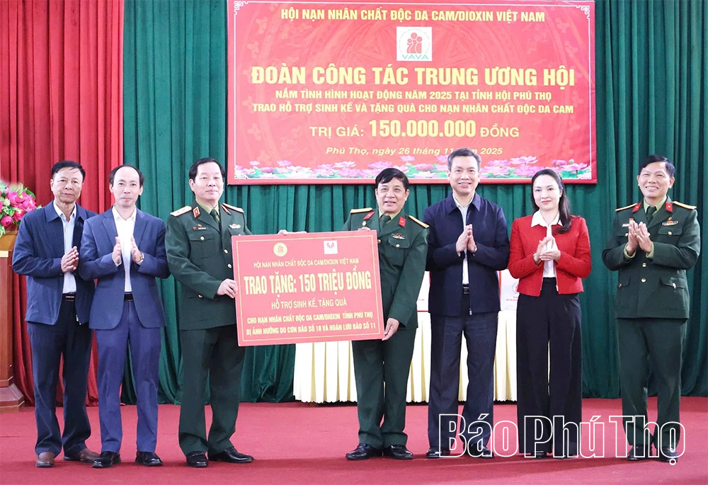 Trung ương Hội Nạn nhân chất độc da cam/Dioxin Việt Nam trao quà hỗ trợ tại Phú Thọ