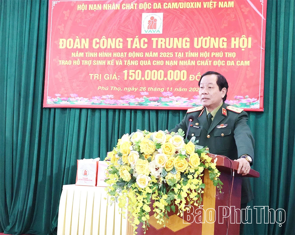 Trung ương Hội Nạn nhân chất độc da cam/Dioxin Việt Nam trao quà hỗ trợ tại Phú Thọ