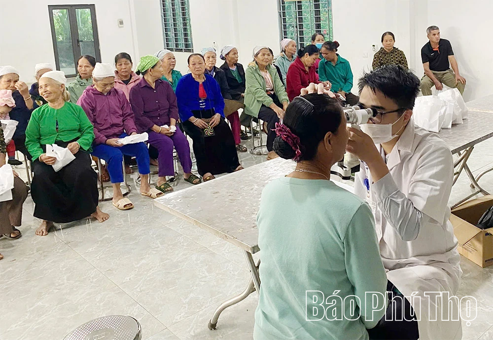 Công an xã Thượng Cốc phối hợp Bệnh viện khám, cấp thuốc miễn phí cho người dân