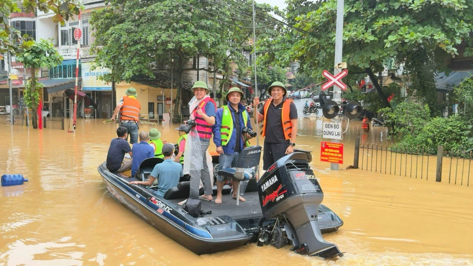 Thời tiết ngày 27/11: Bão số 15 mạnh cấp 12 giật cấp 15, di chuyển phức tạp trên Biển Đông