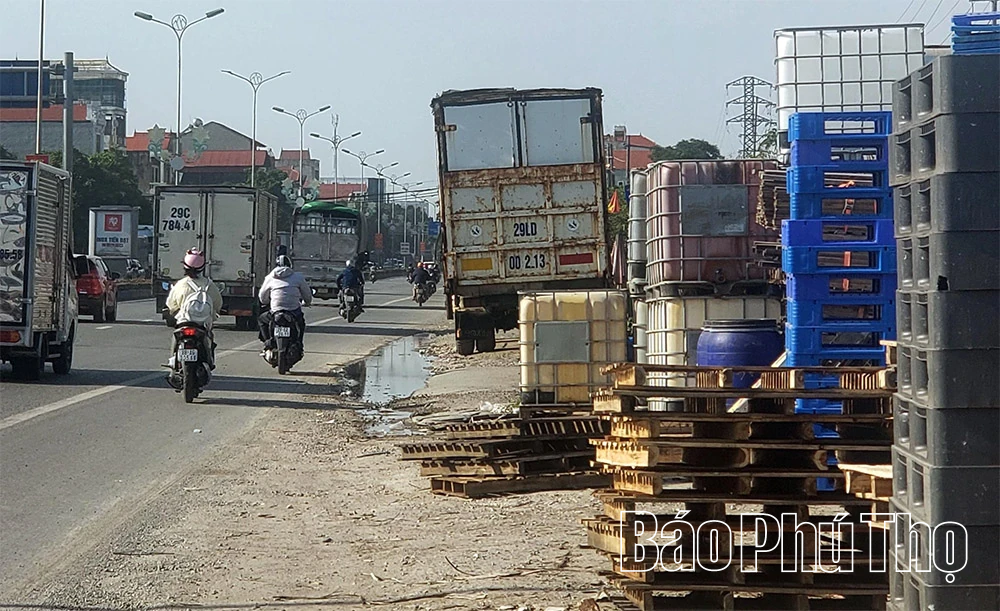 Hành lang quốc lộ 2 bị lấn chiếm, gây mất an toàn giao thông
