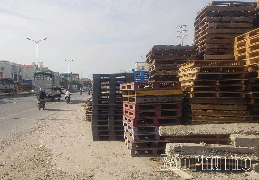 Hành lang quốc lộ 2 bị lấn chiếm, gây mất an toàn giao thông