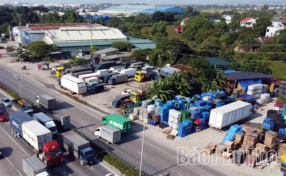 Hành lang quốc lộ 2 bị lấn chiếm, gây mất an toàn giao thông