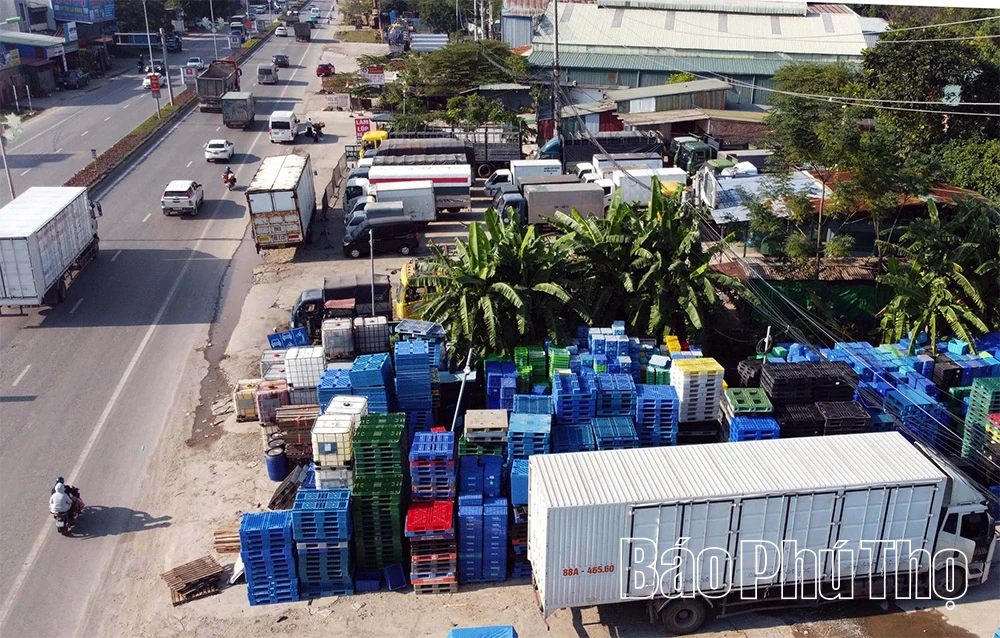 Hành lang quốc lộ 2 bị lấn chiếm, gây mất an toàn giao thông