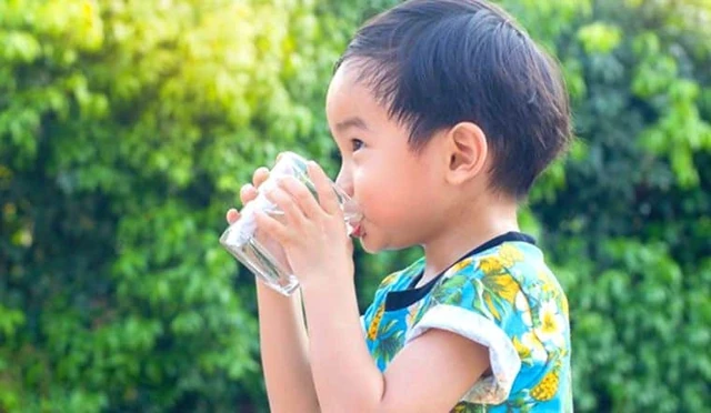 Trẻ em ở trường uống bao nhiêu nước mỗi ngày là phù hợp?