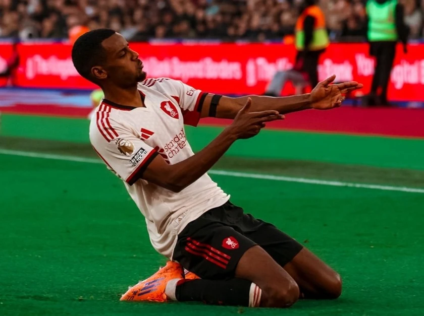 Isak ghi bàn, Liverpool trở lại cuộc đua top 4 Ngoại hạng Anh