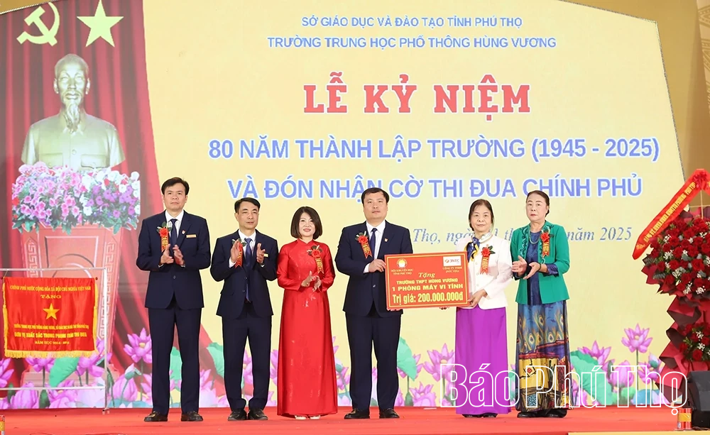 Trường THPT Hùng Vương kỷ niệm 80 năm thành lập và đón nhận Cờ thi đua Chính phủ