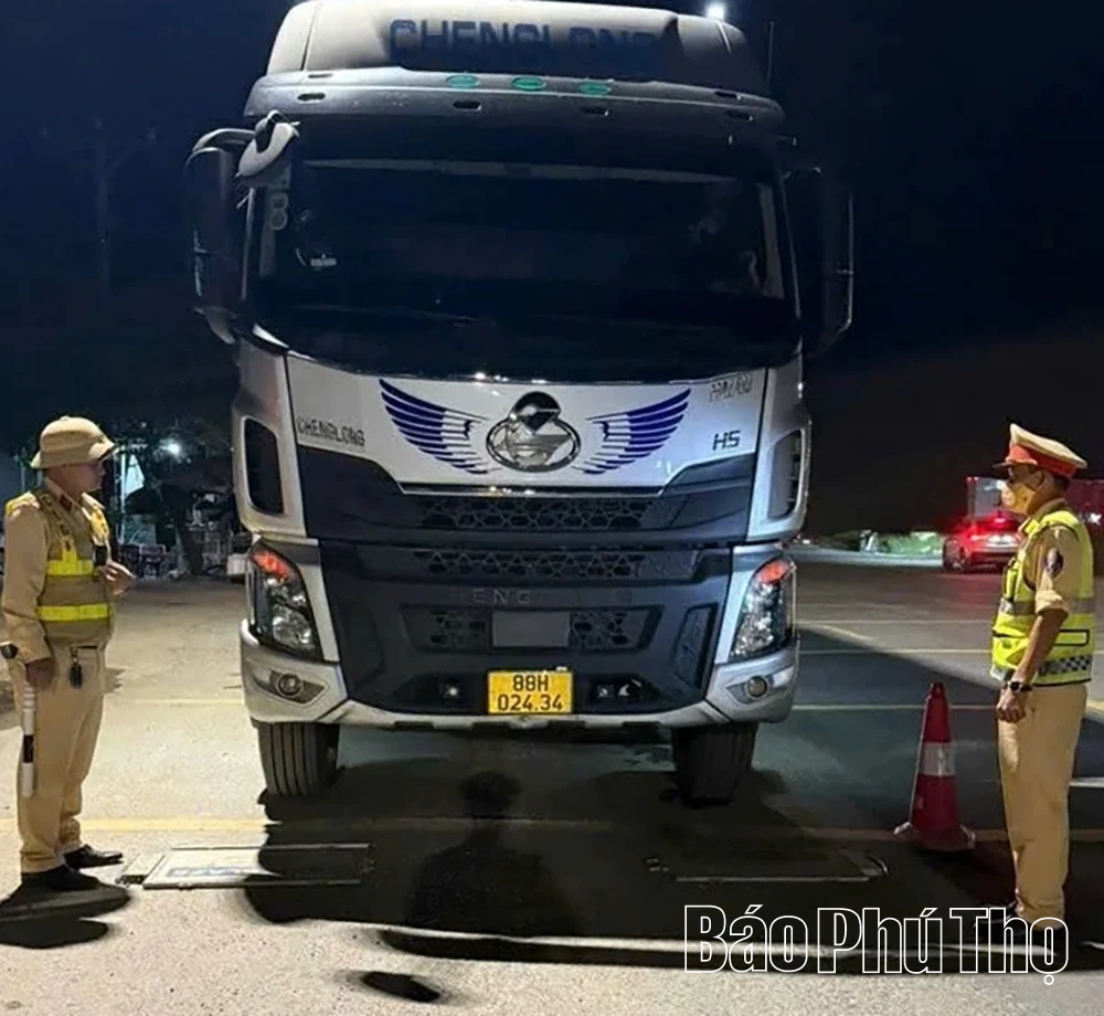 Tuần tra giao thông phát hiện 10 vụ chở hàng cấm, hàng giả