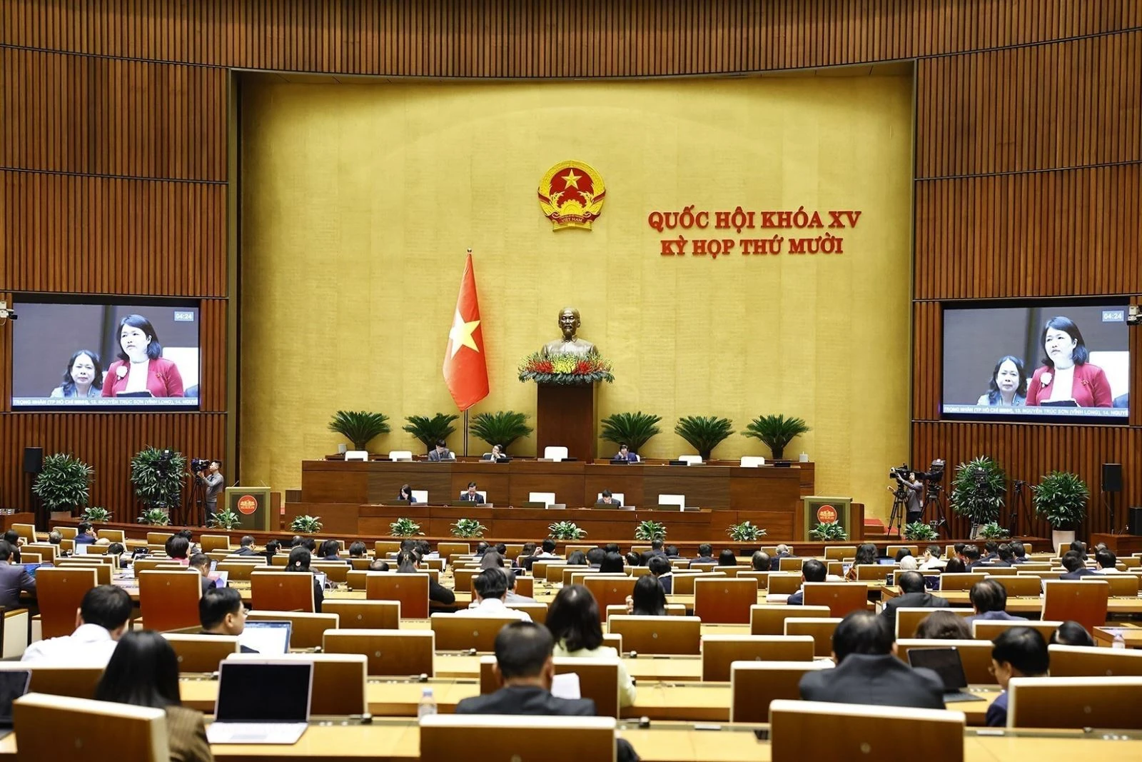 Ngày 1/12, Quốc hội tiếp tục thảo luận về các dự án luật