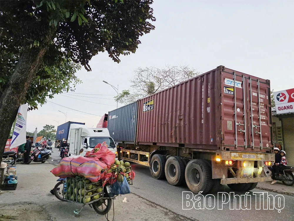 Xuất hiện tình trạng ách tắc giao thông tại khu vực đầu cầu Vĩnh Phú