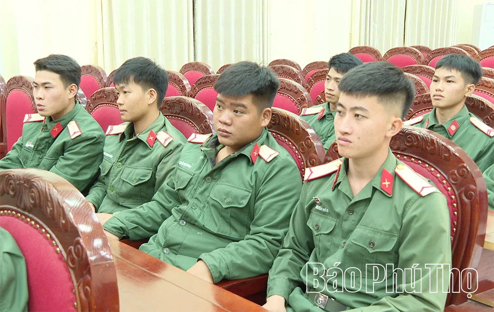 Sư đoàn 304 đẩy mạnh giáo dục truyền thống qua buổi chiếu phim Mưa đỏ