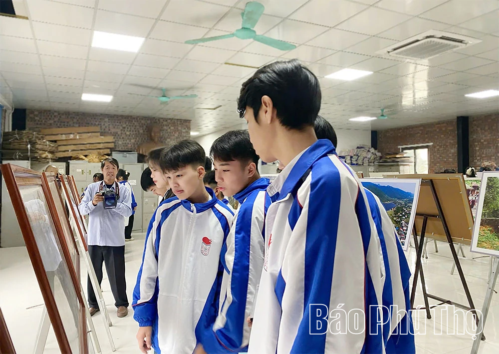 Trưng bày ảnh nghệ thuật “Vẻ đẹp quê hương Phú Thọ qua ống kính nhiếp ảnh”