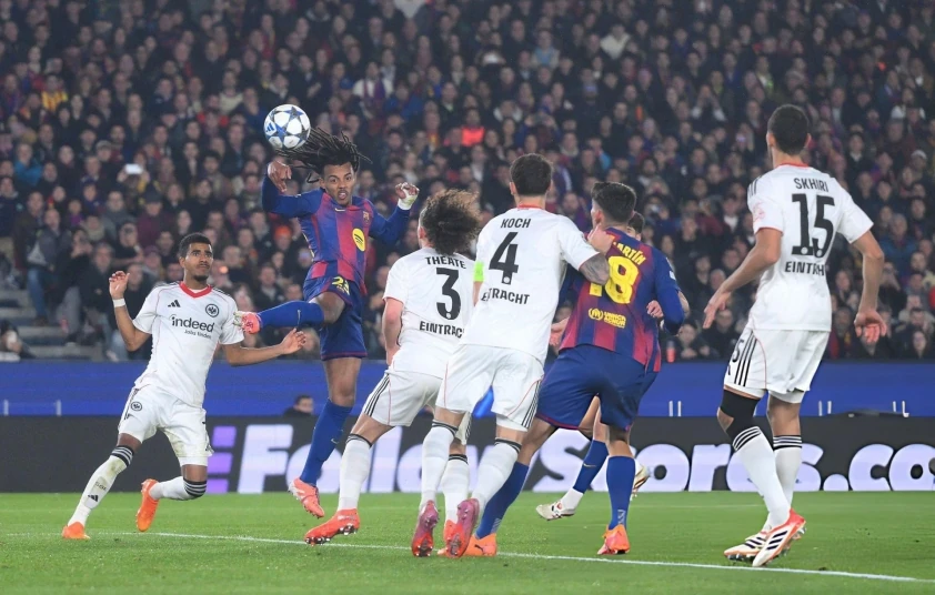 Hậu vệ lập cú đúp, Barca thắng ngược tại Champions League