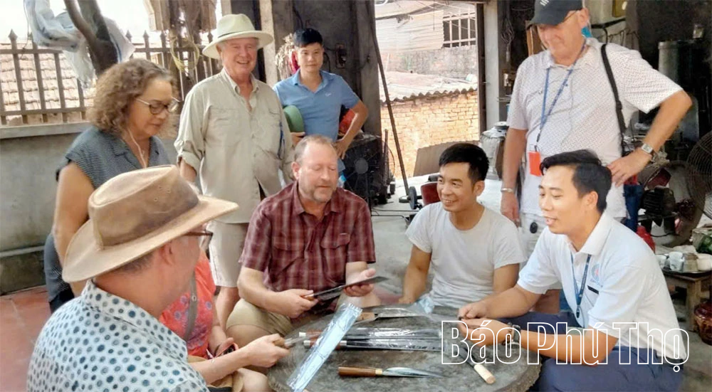 Đánh thức tiềm năng du lịch làng nghề