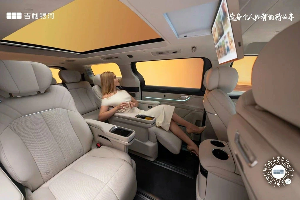 Sức chứa kỷ lục của chiếc minivan 8 chỗ Trung Quốc: 42 người