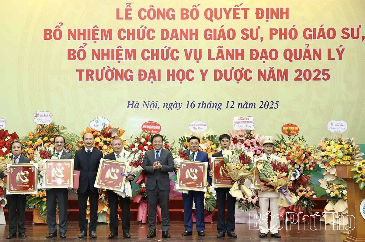 Phó Chủ tịch UBND tỉnh Nguyễn Huy Ngọc nhận Quyết định bổ nhiệm chức danh Giáo sư ngành Y học
