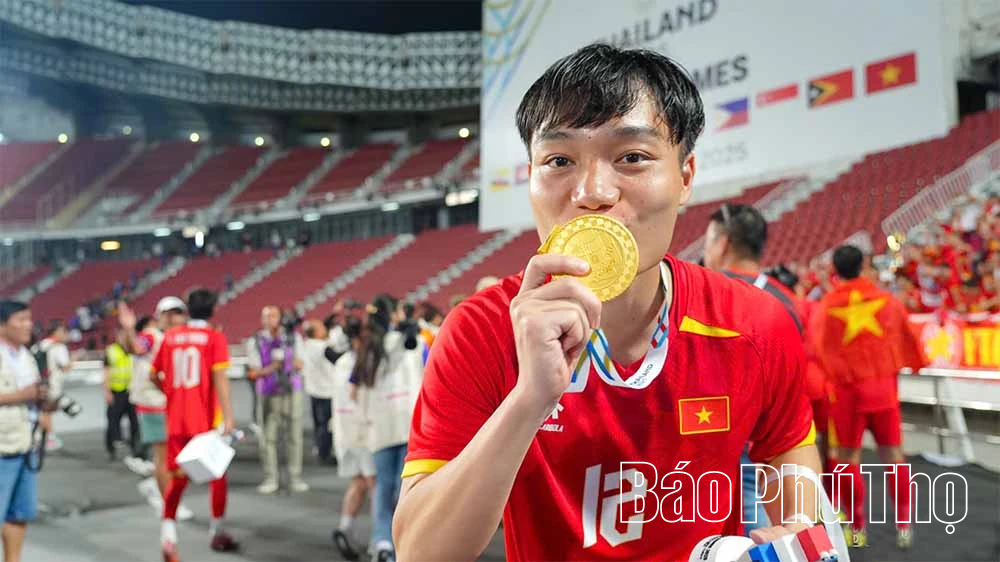 Tiền vệ người Phú Thọ cùng đội tuyển U22 Việt Nam vô địch SEA Games 33