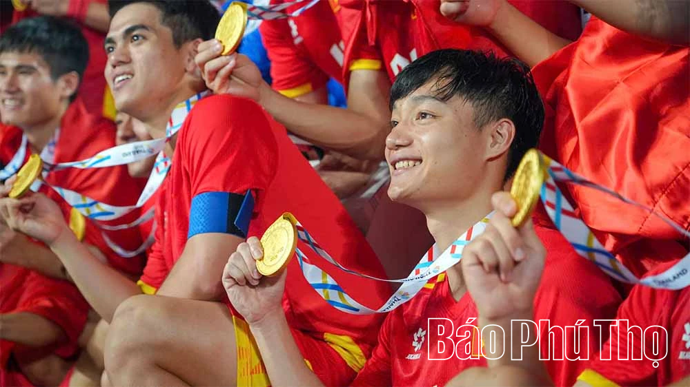 Tiền vệ người Phú Thọ cùng đội tuyển U22 Việt Nam vô địch SEA Games 33