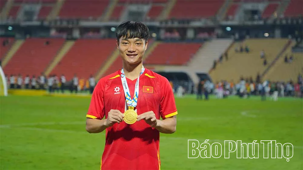 Tiền vệ người Phú Thọ cùng đội tuyển U22 Việt Nam vô địch SEA Games 33