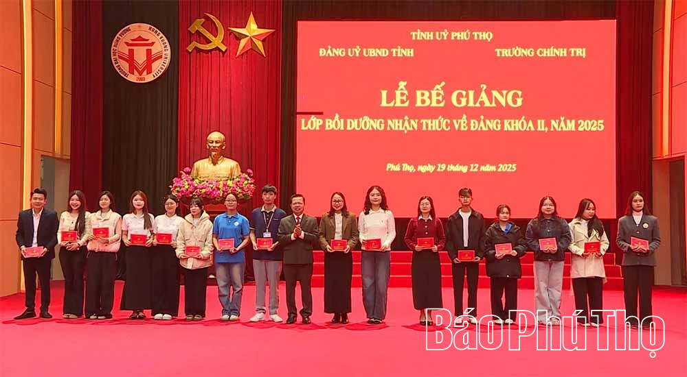 Bế giảng lớp bồi dưỡng lý luận chính trị dành cho Đảng viên mới