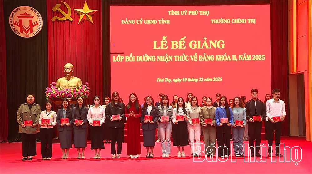 Bế giảng lớp bồi dưỡng lý luận chính trị dành cho Đảng viên mới