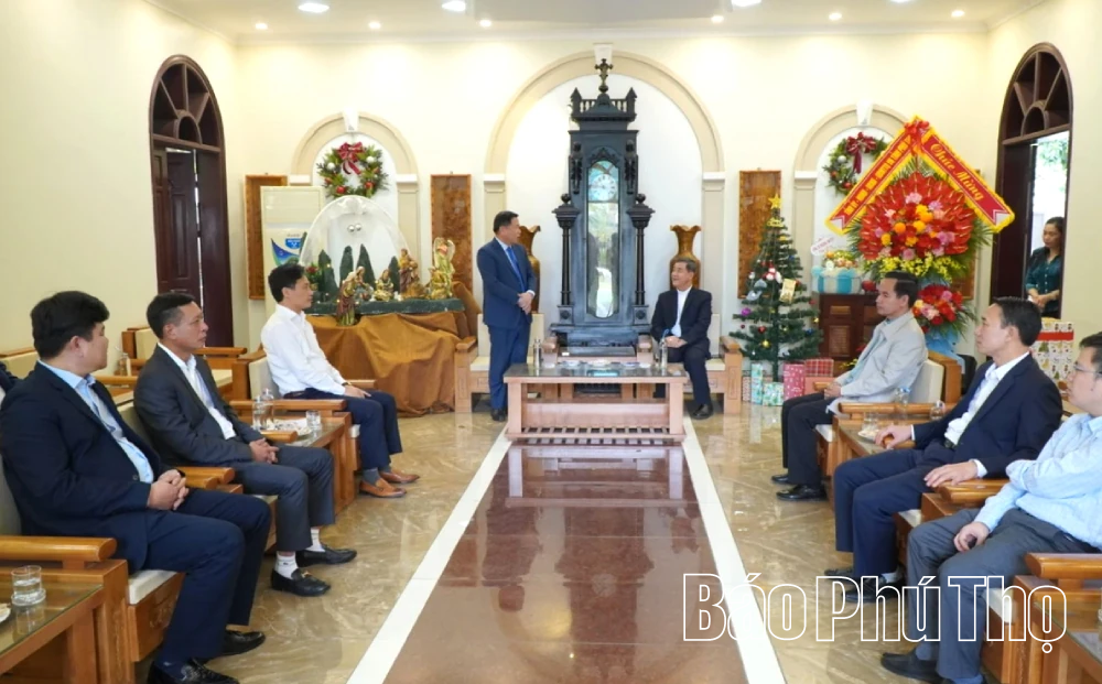 Phó Chủ tịch UBND tỉnh thăm, chúc mừng Giáo phận Hưng Hoá nhân dịp Lễ Giáng sinh