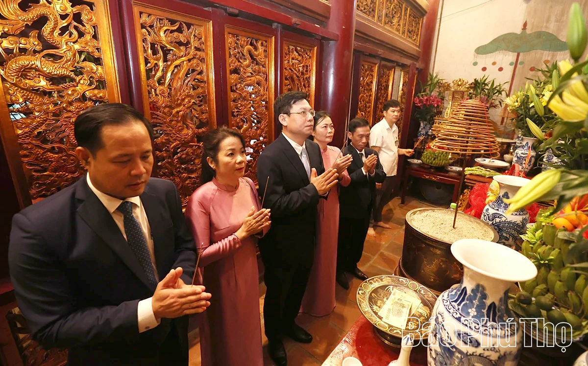 Đoàn đại biểu dự Đại hội Hội Nông dân tỉnh lần thứ I dâng hương tưởng niệm các Vua Hùng