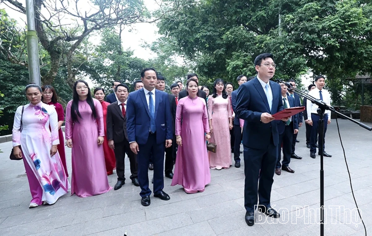 Đoàn đại biểu dự Đại hội Hội Nông dân tỉnh lần thứ I dâng hương tưởng niệm các Vua Hùng