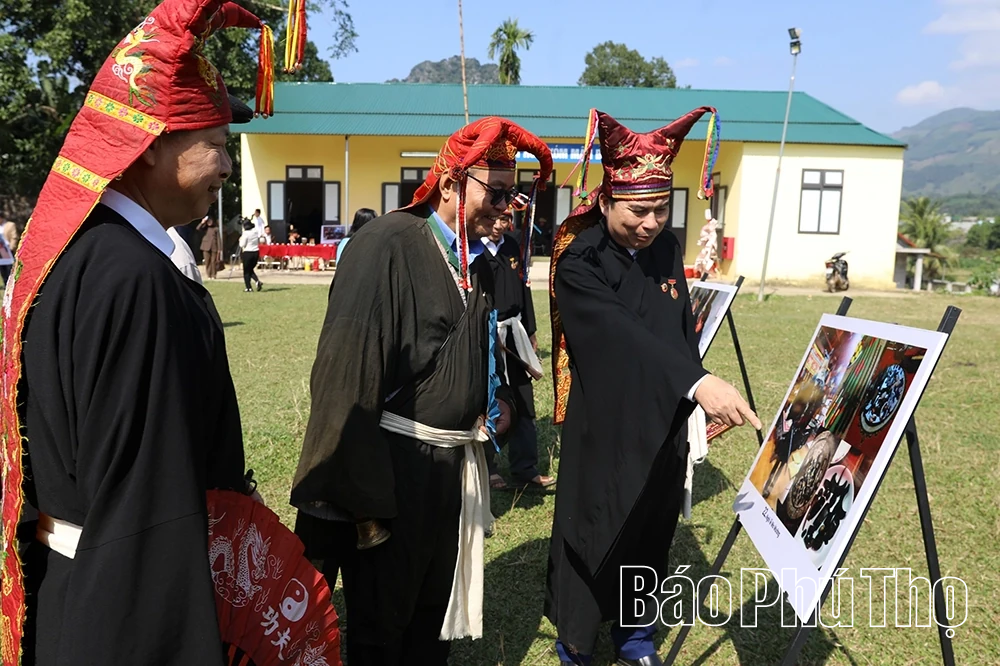 CLB Mo Mường Lạc Sơn chung tay bảo tồn di sản Mo Mường