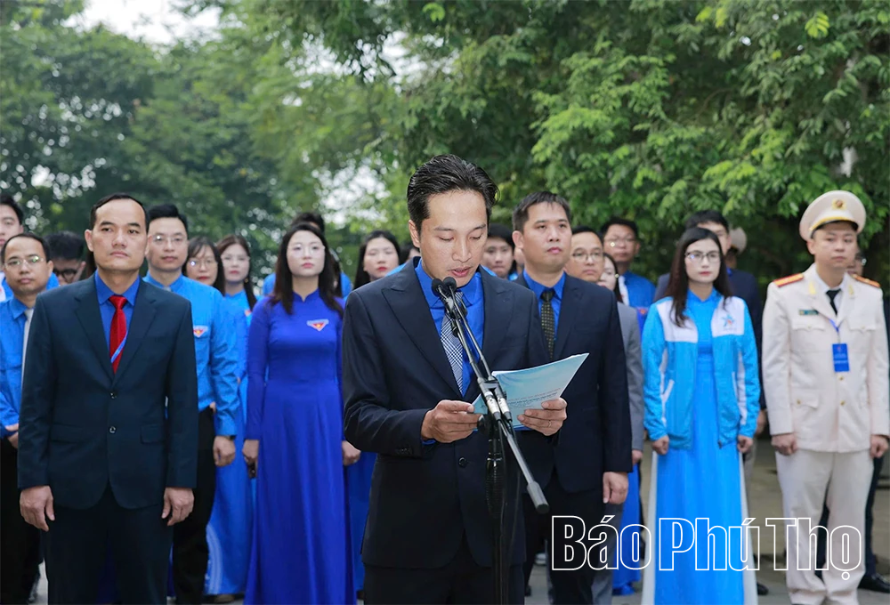 Dâng hương báo công các Vua Hùng