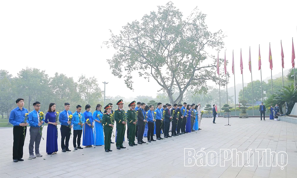 Dâng hương báo công các Vua Hùng