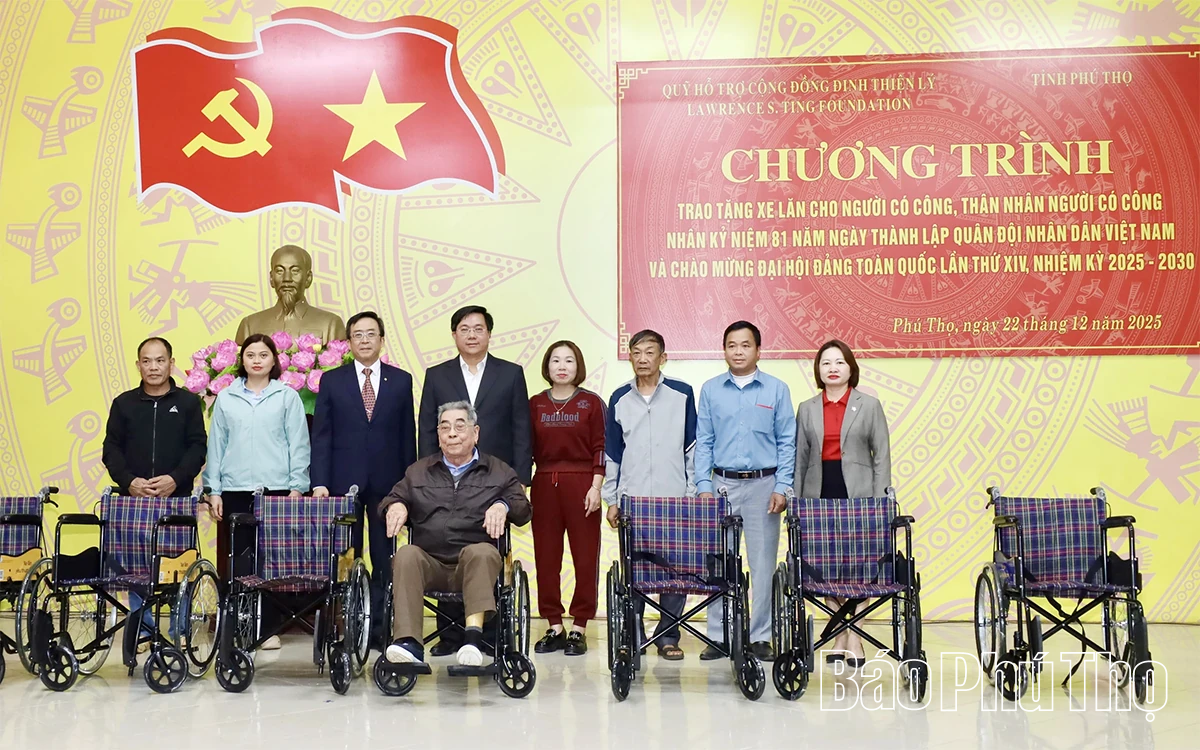 Trao tặng xe lăn cho người có công và thân nhân người có công với cách mạng