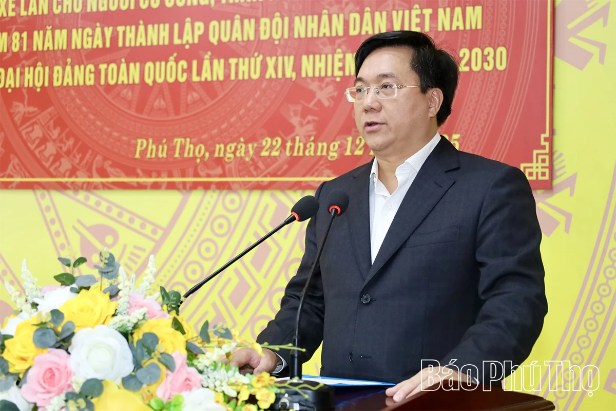 Trao tặng xe lăn cho người có công và thân nhân người có công với cách mạng