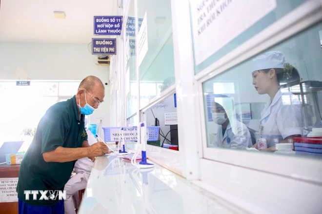 Xây dựng gói bảo hiểm y tế bổ sung: Giảm gánh nặng tự chi của người dân