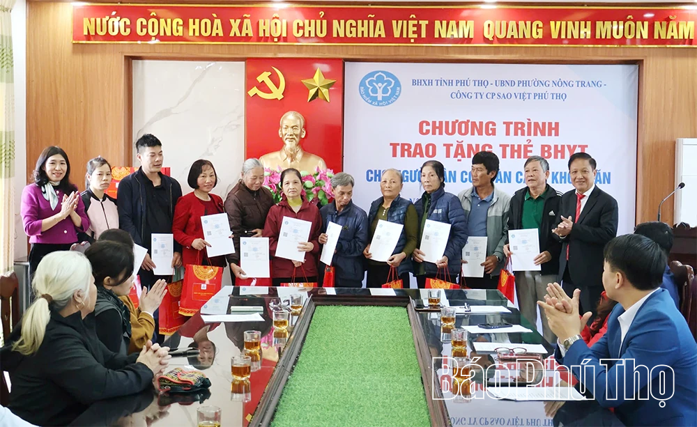 Trao tặng gần 3.990 thẻ bảo hiểm y tế cho người dân và học sinh hoàn cảnh khó khăn