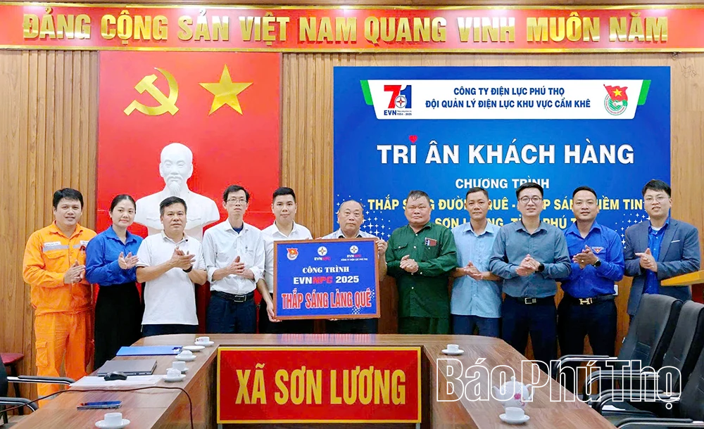 Đội quản lý điện lực khu vực Cẩm Khê tri ân khách hàng