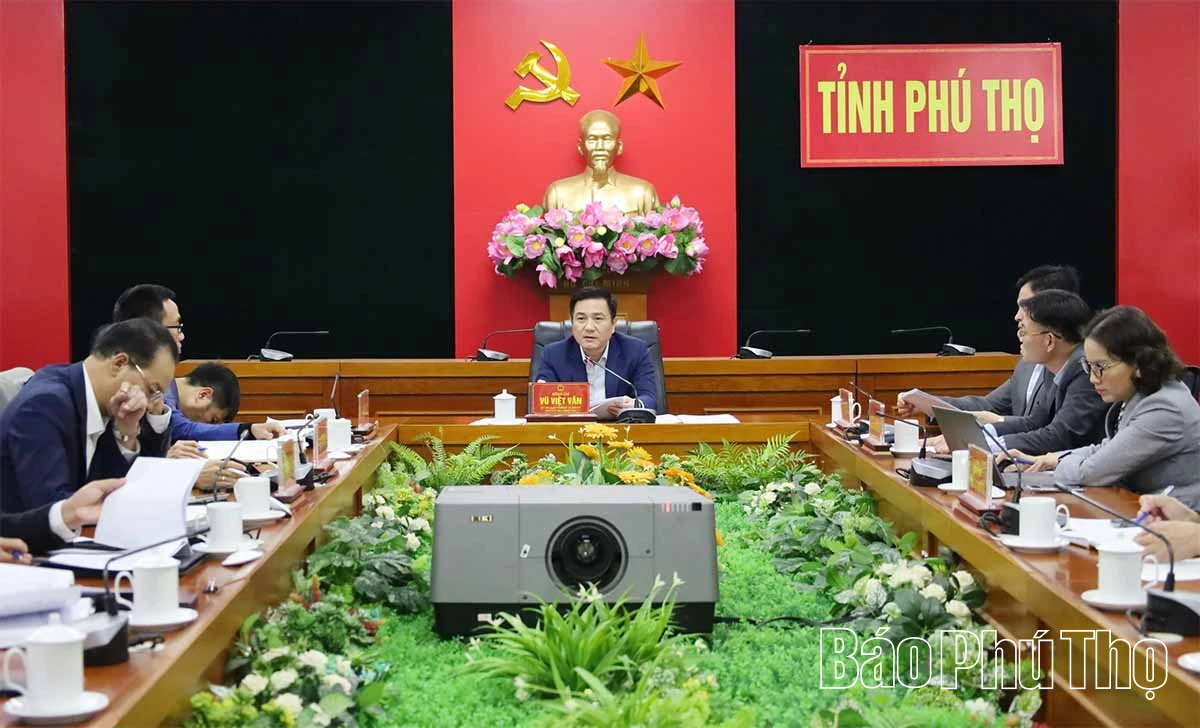 Phó Chủ tịch UBND tỉnh Vũ Việt Văn nghe báo cáo một số nội dung quản lý nhà nước về chung cư trên địa bàn tỉnh