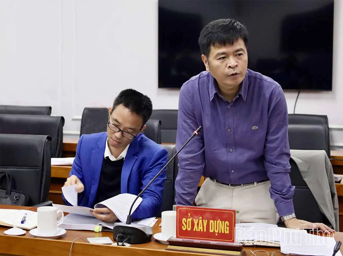 Phó Chủ tịch UBND tỉnh Vũ Việt Văn nghe báo cáo một số nội dung quản lý nhà nước về chung cư trên địa bàn tỉnh