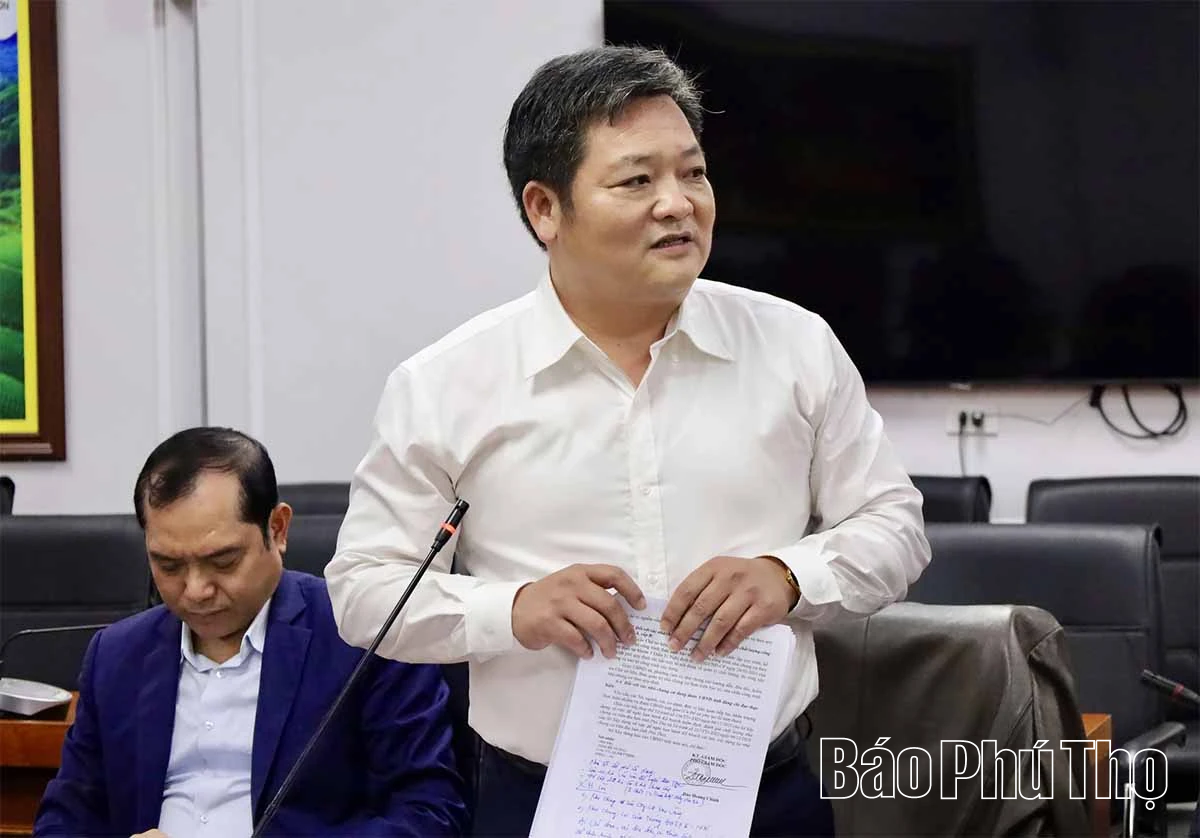 Phó Chủ tịch UBND tỉnh Vũ Việt Văn nghe báo cáo một số nội dung quản lý nhà nước về chung cư trên địa bàn tỉnh