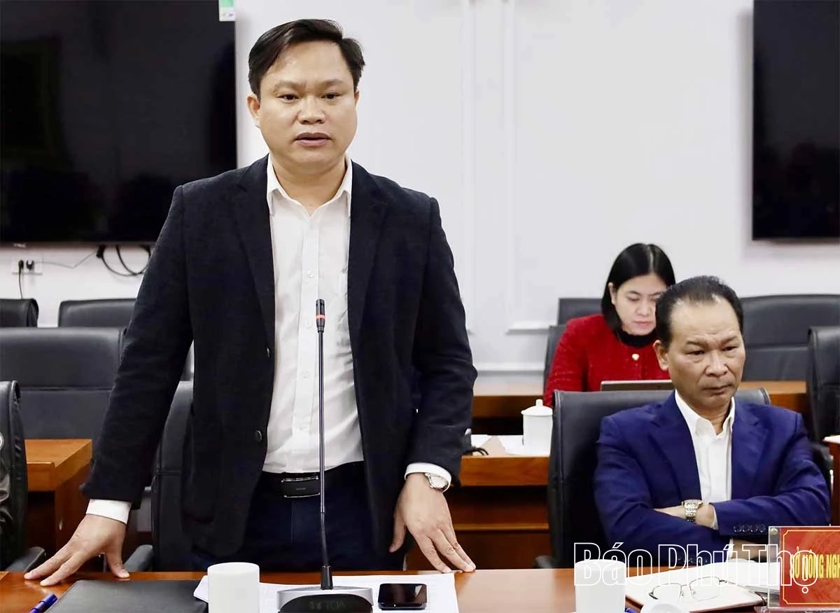 Phó Chủ tịch UBND tỉnh Vũ Việt Văn nghe báo cáo một số nội dung quản lý nhà nước về chung cư trên địa bàn tỉnh