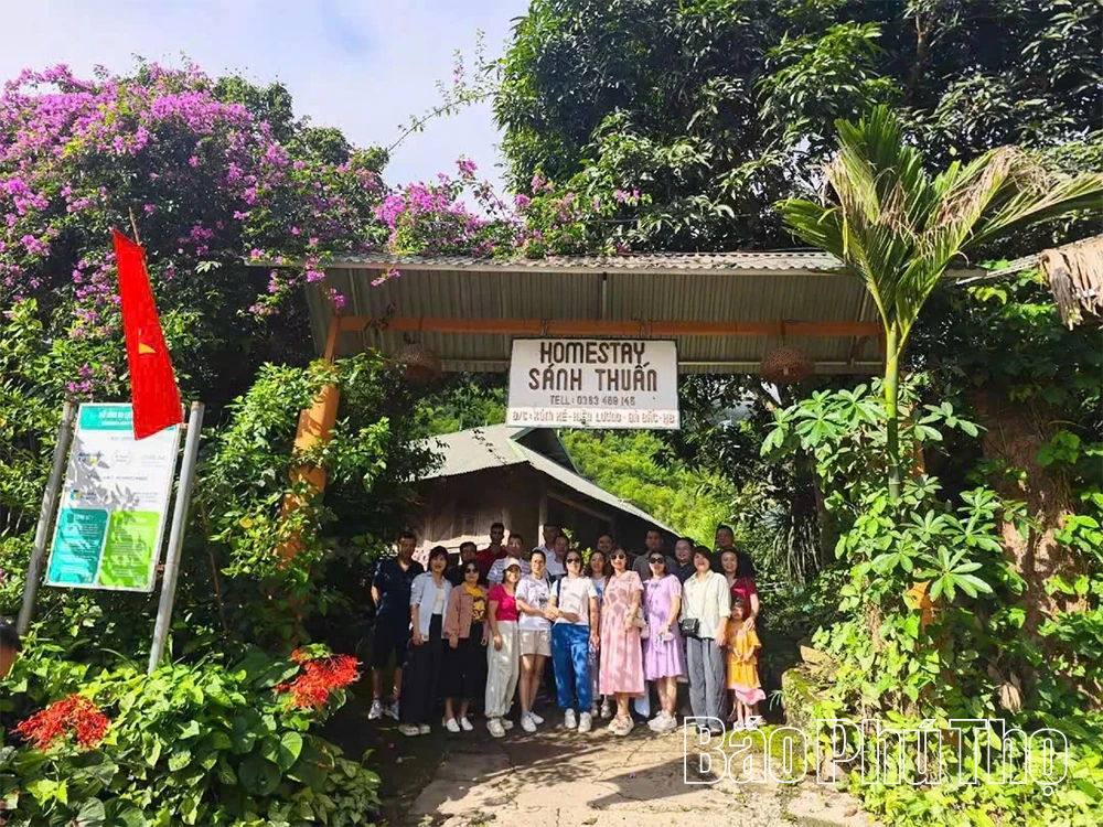 Chàng trai Mường và khát vọng giữ hồn bản bên Vịnh Hiền Lương